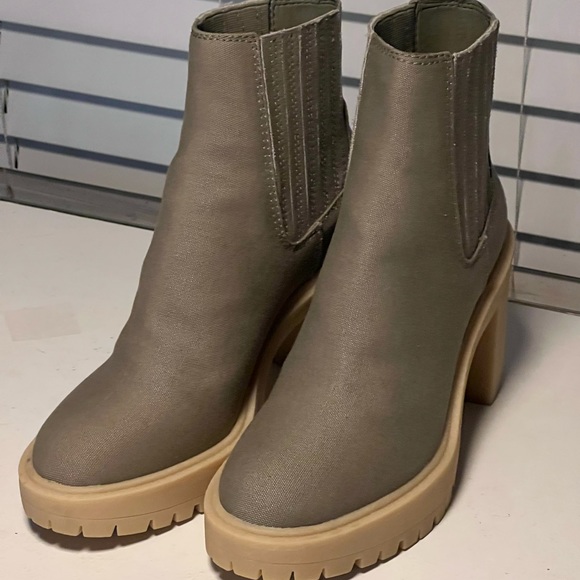 Dole Vita Canvase Sage Bootie Size 8 - Picture 2 of 15